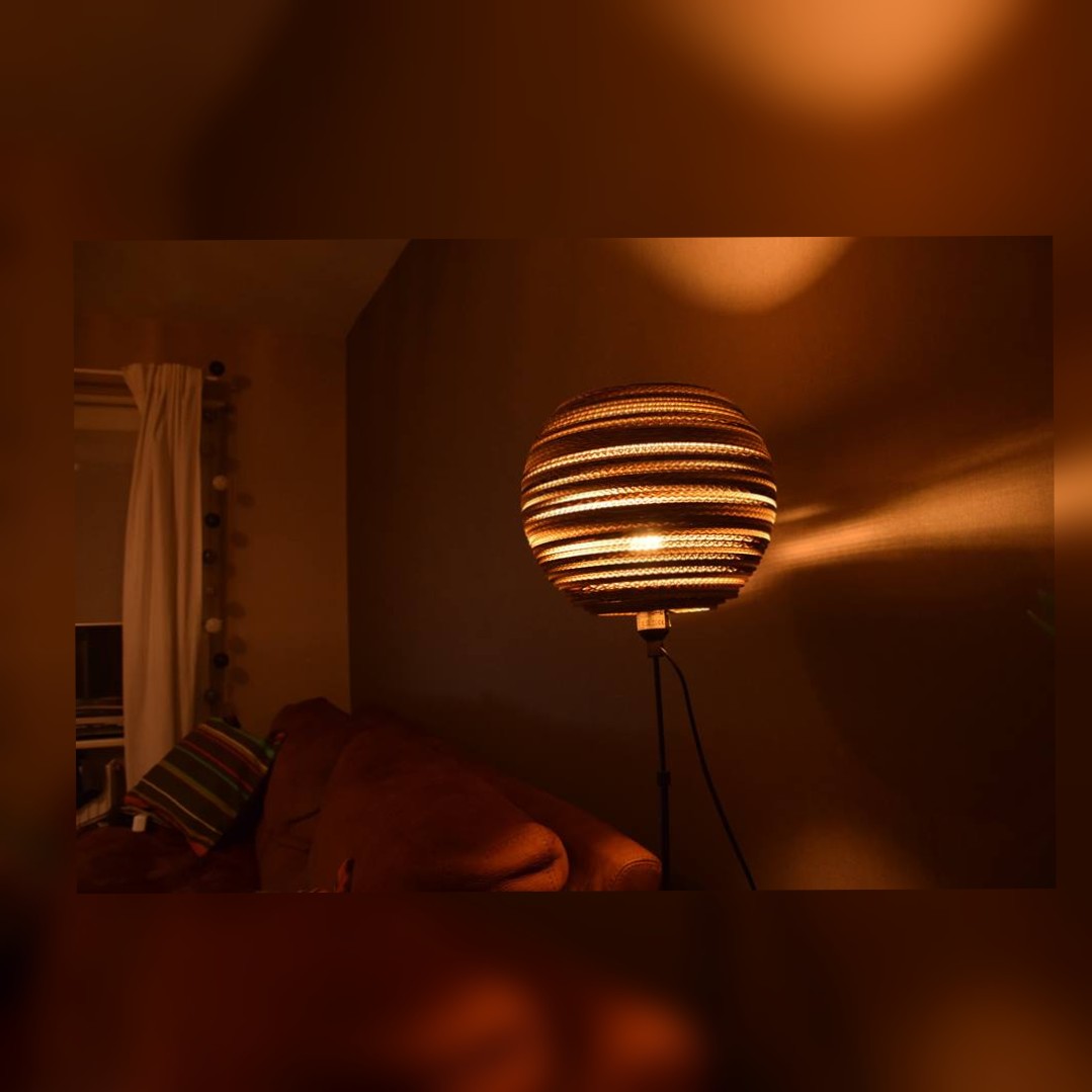 lampa kula z tektury autorstwa Janusza Szczurka zrodło zkartonu.com papier